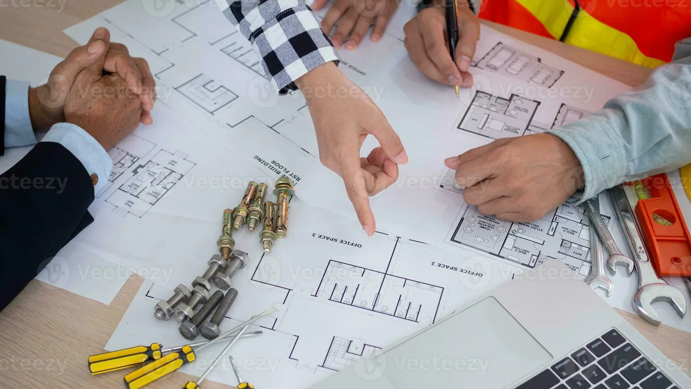 Equipo técnico revisando planos de construcción